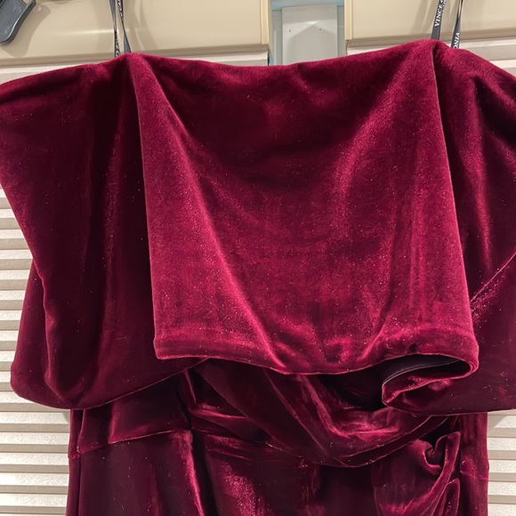 Vince Camuto Elegant Velour Side scrunch Gown with mini train on hem - Picture 3 of 5